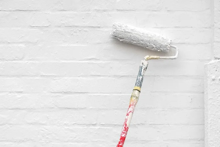 Mauerwerk wird weiß gestrichen